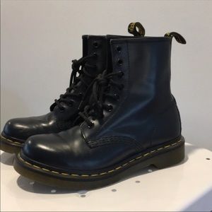 Dr. Martens 1406 navy boots!